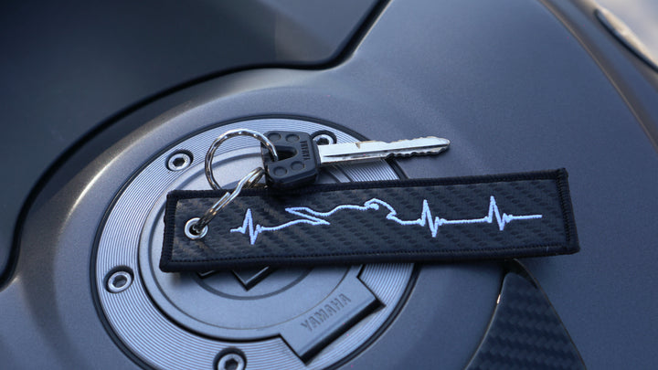 Llavero de fibra de carbono para motocicleta Heartbeat
