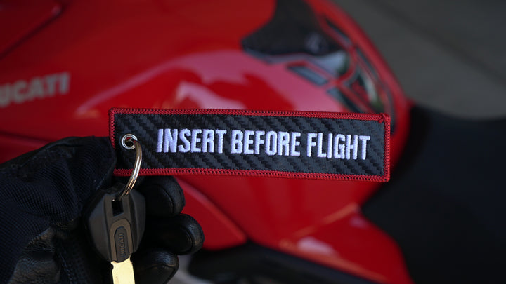 Etiqueta clave estilo fibra de carbono "Insertar antes del vuelo"